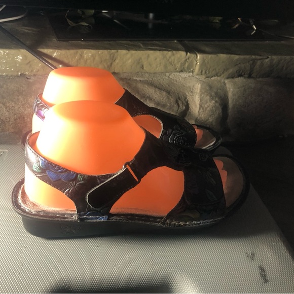 Alegria VIK-839 women's multi color embossed leather sandal Size 38/7.5US - Picture 6 of 14